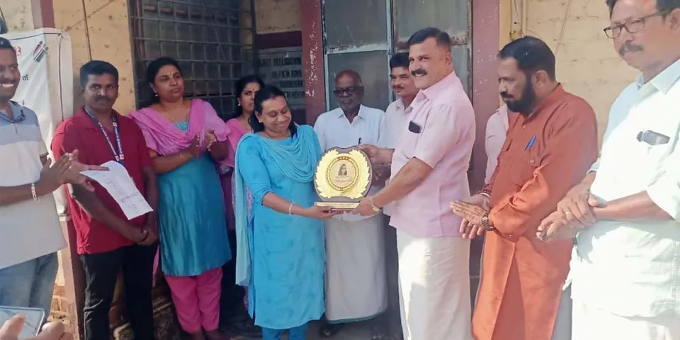 പുതുപ്പരിയാരം പഞ്ചായത്ത് സെക്കന്റ് വില്ലേജ് ഓഫീസർ മഞ്ജു മോളെ അനുമോദിച്ചു