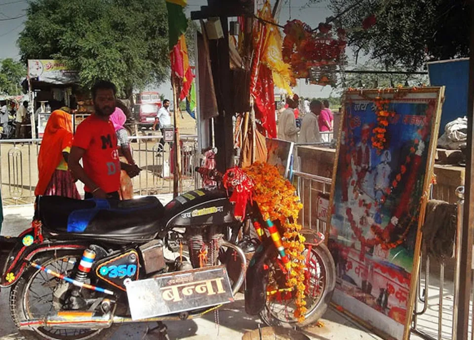 'ബുള്ളറ്റ് തമ്പുരാനെ കാത്തേളണേ...', ബുള്ളറ്റ് ദൈവം, ബിയര്‍ നിവേദ്യം