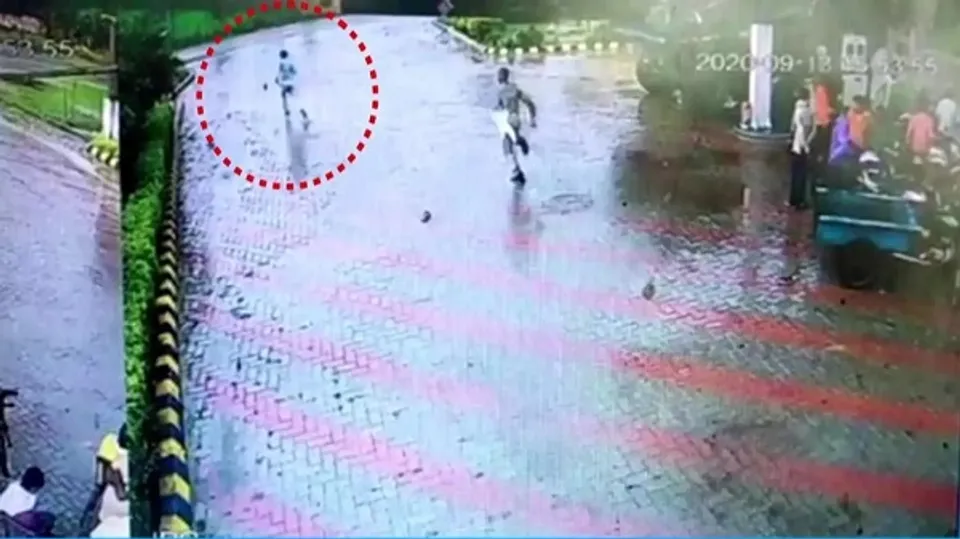 പോക്‌സോ കേസ് പ്രതിയെയും കൊണ്ട് പൊലീസ് പോയത് ബൈക്കില്‍; പെട്രോള്‍ പമ്പില്‍ വാഹനം നിര്‍ത്തിയപ്പോള്‍ ഇറങ്ങിയോടി പ്രതി; പിന്നാലെ പൊലീസും; വീഡിയോ