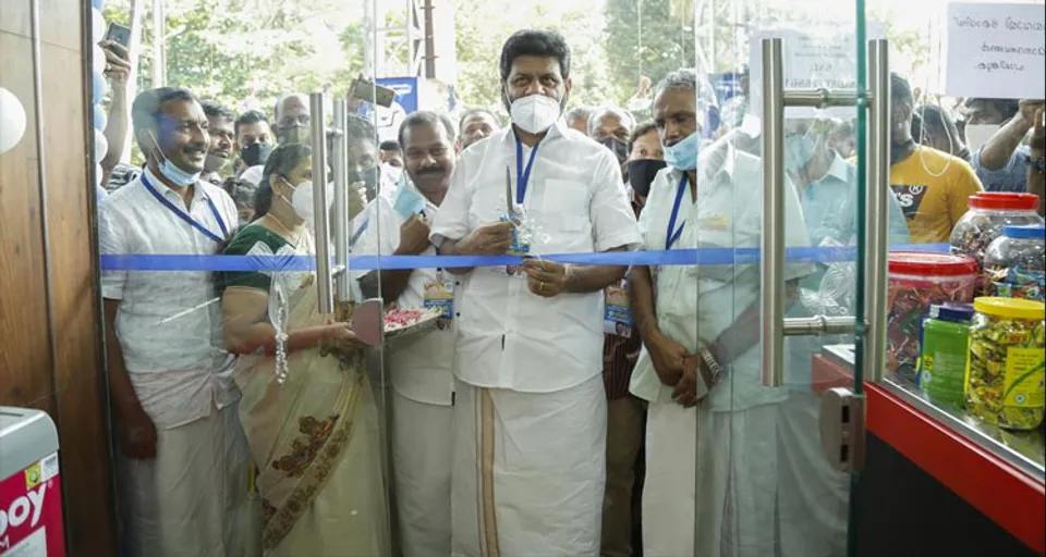 സഹകരണ മേഖലയിൽ സാമൂഹ്യ പ്രതിബദ്ധതയുടെ ജനകീയ സംരംഭമായി നീതിസ്റ്റോർ വി.കെ ശ്രീകണ്ഠൻ എംപി ഉദ്ഘാടനം ചെയ്തു