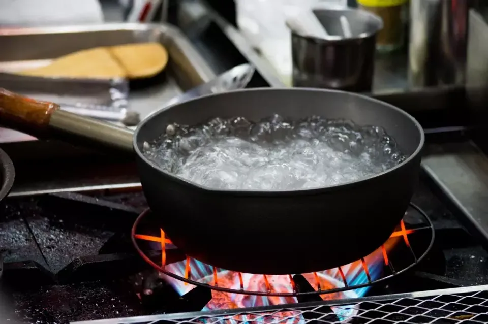 കാമുകൻ മറ്റൊരു വിവാഹം കഴിച്ചു; യുവാവിൻറെ ദേഹത്ത് തിളച്ച വെള്ളമൊഴിച്ച് നഴ്സ്, കാമുകൻ ഗുരുതരാവസ്ഥയിൽ