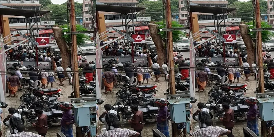 തൊടുപുഴ പോലീസ് സ്റ്റേഷന് സമീപം ബീവറേജ്‌സ് ഔട്ലെറ്റിനു മുന്നിൽ വന്‍ തിരക്ക്, സാമൂഹിക അകലം പാലിക്കാതെ ആളുകള്‍