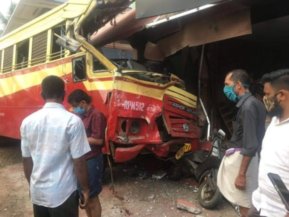 തിരുവല്ല എംസി റോഡിലെ ബസ്സ് അപകടം: ഡ്രൈവര്‍ രക്തസമ്മര്‍ദ്ദം കുറഞ്ഞ് കുഴഞ്ഞുവീണതാണ് അപകടത്തിന് കാരണമായതെന്ന് പോലീസ്: ബസിന്റെ മുന്‍സീറ്റില്‍ യാത്ര ചെയ്തിരുന്ന നഴ്‌സ് ഡ്രൈവറുടെ അവശത ശ്രദ്ധിച്ചിരുന്നു: നിയന്ത്രണം തെറ്റിയിട്ടും ബ്രേക്ക് ചവിട്ടാന്‍ സാധിക്കാതിരുന്നത് കുഴഞ്ഞു വീണത് മൂലം: നിയന്ത്രണം തെറ്റിയെന്ന് നഴ്സ് വിളിച്ചു പറയുമുമ്പേ രണ്ട് ജീവൻ പൊലിഞ്ഞു