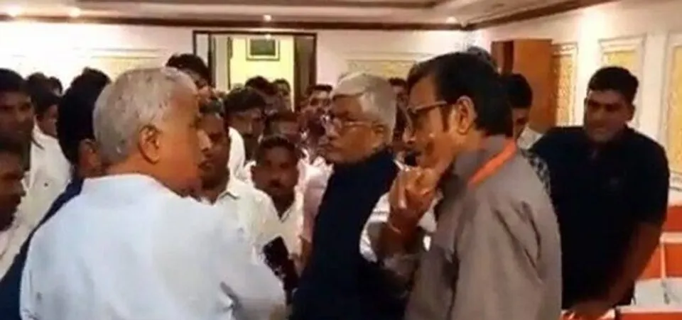 രാഷ്ട്രപതി സ്ഥാനാർഥി ദ്രൗപദി മുർമുവിനെ സ്വീകരിക്കുന്നതിനായി ഒരുക്കിയ പരിപാടിക്കിടെ കൊമ്പുകോര്‍ത്ത് ബിജെപി നേതാക്കള്‍! പ്രശ്‌നം പരിഹരിക്കാന്‍ കേന്ദ്രമന്ത്രിയുടെ ഇടപെടല്‍-വീഡിയോ