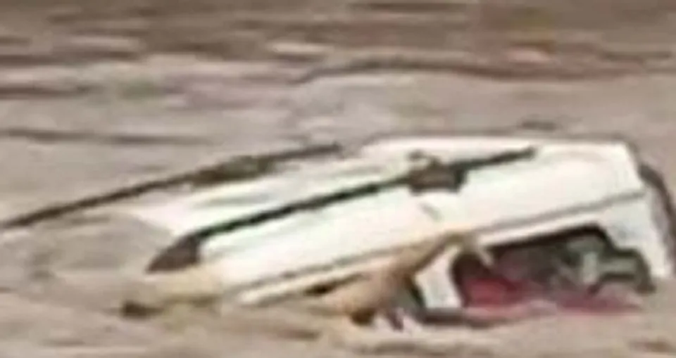 കനത്ത മഴയിൽ പാലം കടക്കവെ കാർ ഒലിച്ചുപോയി; മൂന്ന് മരണം! കാഴ്ചക്കാരായി നാട്ടുകാർ-വീഡിയോ