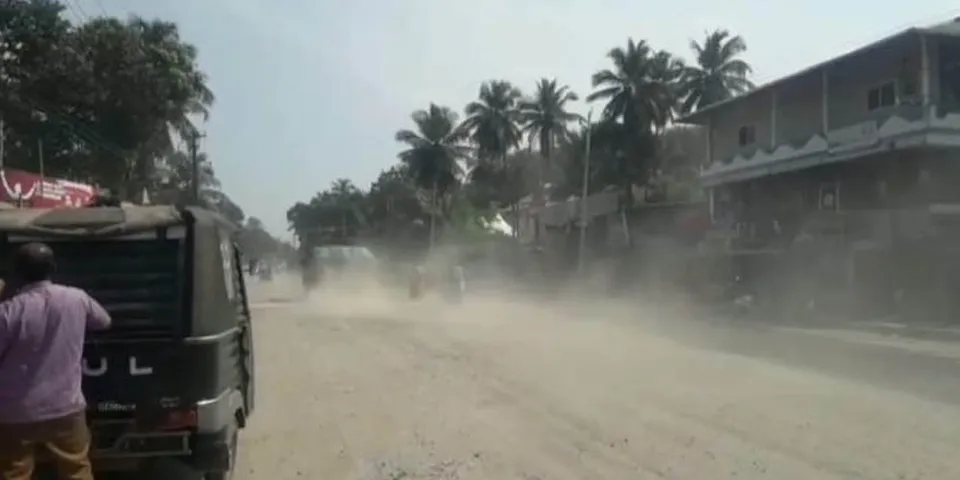 മുണ്ടൂര്‍ ഒന്‍പതാം മൈലില്‍ റോഡുപണിയെ തുടര്‍ന്നുള്ള പൊടിശല്യം രൂക്ഷം. അധികൃതരുടെ അനാസ്ഥയില്‍ റോഡ് ഉപരോധമടക്കമുള്ള സമരപരിപാടികള്‍ ആരംഭിക്കുമെന്ന് വ്യാപാരികൾ