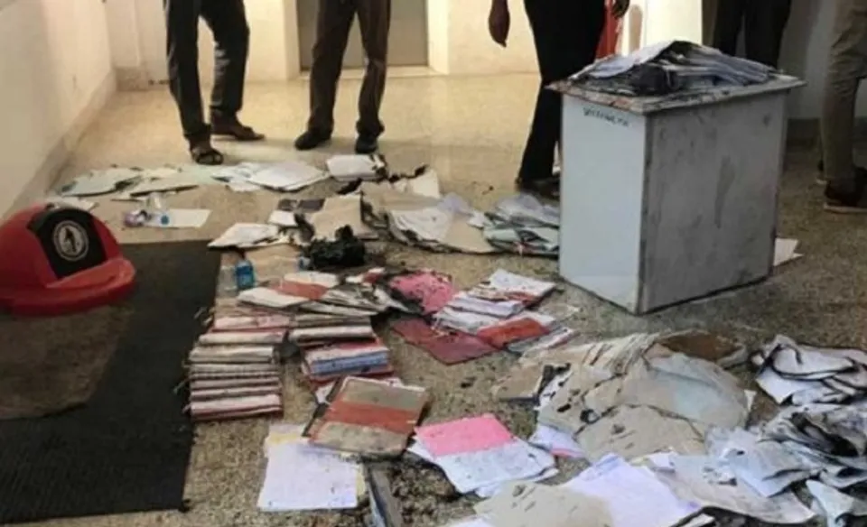 ഇടിവെട്ട്...തീ പിടുത്തം; സ്വര്‍ണക്കടത്ത് വിവാദത്തിന് പിന്നാലെ സെക്രട്ടറിയേറ്റില്‍ ദുരന്തങ്ങളേറുന്നു. തീ പിടുത്തത്തില്‍ കത്തിനശിച്ചത് സ്വപ്‌ന ഫയലുകളോ ? സെക്രട്ടറിയേറ്റിലെ തീപിടുത്തതില്‍ ദുരൂഹതയെന്ന ആരോപണം വെറുതെയല്ല