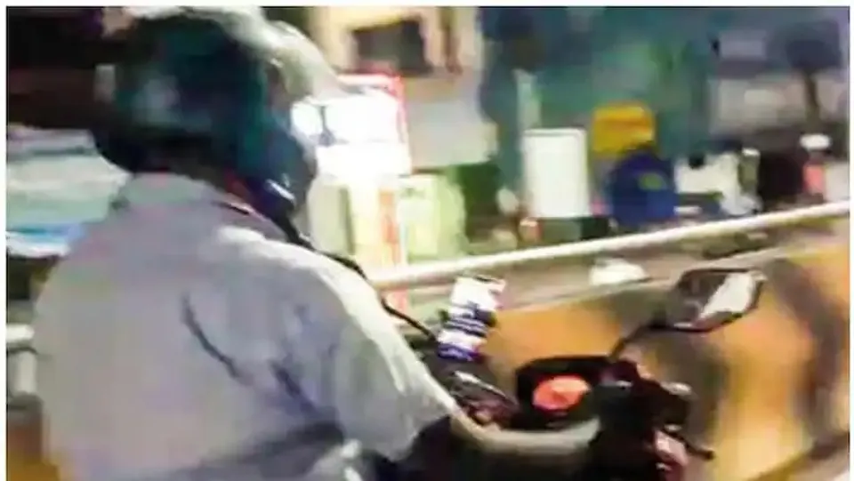 മൊബൈല്‍ ഫോണില്‍ ടിവി സീരിയല്‍ കണ്ടുകൊണ്ട് ബൈക്കോടിച്ച യാത്രികനെ കോയമ്പത്തൂർ സിറ്റി പോലീസ് പിടികൂടി