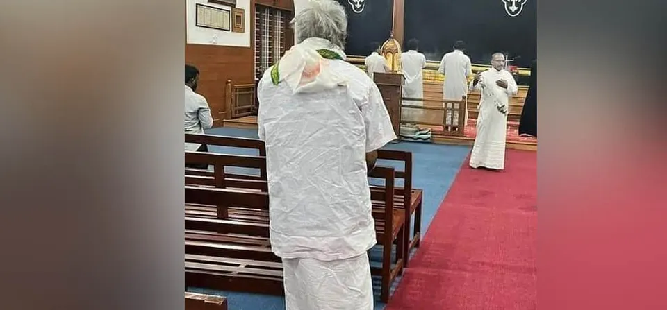 പണ്ട് കീറി തുന്നിയ ഷര്‍ട്ട് ! ഇപ്പോള്‍ ചുക്കിച്ചുളിഞ്ഞ ഷര്‍ട്ടും മുണ്ടും ധരിച്ച് പള്ളിയില്‍ നില്‍ക്കുന്ന ഉമ്മന്‍ ചാണ്ടിയുടെ ഫോട്ടോ വീണ്ടും ചര്‍ച്ചയാകുന്നു !
