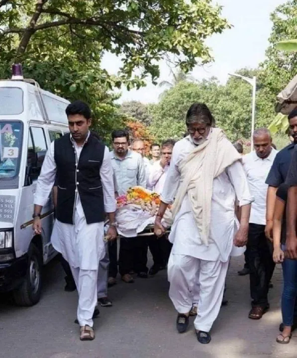 വീട്ടുജോലിക്കാരന്റെ ശവമഞ്ചം ചുമന്ന് അമിതാഭും മകനും : ചിത്രം സോഷ്യല്‍ മീഡിയയില്‍ വൈറലാകുന്നു