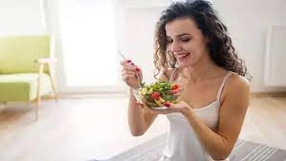 തിളക്കമുള്ള ചർമ്മത്തിനായി ഭക്ഷണത്തിൽ ശ്രദ്ധിക്കേണ്ടത് എന്തൊക്കെയാണെന്ന് നോക്കാം..