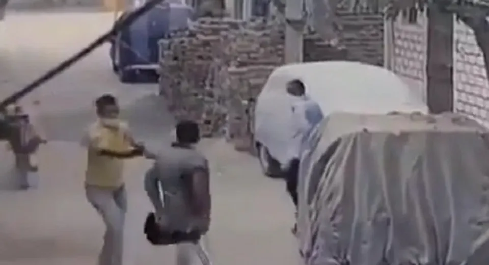പട്ടാപ്പകല്‍ യുവാവിനെ വെടിവച്ച് കൊലപ്പെടുത്തി; മരണം ഉറപ്പാക്കാന്‍ നിറയൊഴിച്ചത് രണ്ടു തവണ; മൊബൈലില്‍ ദൃശ്യങ്ങളും പകര്‍ത്തി; ഞെട്ടിക്കുന്ന വീഡിയോ