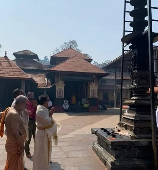സൗപര്‍ണികയുടെ തീരത്തൂടെ വാഗ്‌ദേവതയുടെ സന്നിധിയിലെത്തി ഐശ്വര്യ കേരളത്തിനായി പ്രാര്‍ത്ഥിച്ച്‌ പ്രതിപക്ഷ നേതാവ് രമേശ് ചെന്നിത്തല. കുമ്പളയില്‍ നിന്നും ഐശ്വര്യ കേരള യാത്രയ്ക്ക് തുടക്കം കുറിക്കും മുമ്പ് പതിവു തെറ്റിക്കാതെ മൂകാംബിക സന്ദര്‍ശനം ! ചെന്നിത്തല നയിക്കുന്ന ഐശ്വര്യ കേരള യാത്രയ്ക്ക് നാളെ കുമ്പളയില്‍ തുടക്കം. ഉദ്ഘാടകനായി എത്തുന്നത് ഉമ്മന്‍ചാണ്ടി തന്നെ. 140 നിയോജക മണ്ഡലങ്ങളും ചുറ്റിക്കറങ്ങിയുള്ള യാത്ര തലസ്ഥാനത്തെത്തുന്നത് ഫെബ്രുവരി 22ന്‌. സമാപന മഹാറാലി ആഘോഷമാക്കാന്‍ രാഹുലും പ്രിയങ്കയുമെത്തും. പ്രതിപക്ഷ നേതാവിന്റെ നേതൃത്വത്തിലുള്ള യാത്രയെ ആവേശത്തോടെ സ്വീകരിക്കാനൊരുങ്ങി യുഡിഎഫ് പ്രവര്‍ത്തകര്‍