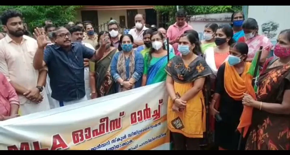 പാലക്കാട് യുവമോർച്ച പ്രവർത്തകർ എംഎല്‍എ ഷാഫി പറമ്പിലിൻ്റെ വസതിയിലേക്ക് നടത്തിയ മാർച്ചിൽ നേരിയ സംഘർഷം; പ്രവർത്തകരെ പോലിസ് അറസ്റ്റ് ചെയ്തു നീക്കി