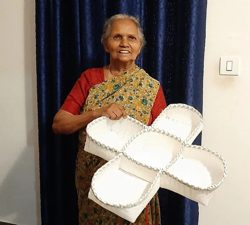 അമ്പഴശ്ശേരിയിൽ മറിയാമ്മ ചേട്ടത്തി പ്ലാസ്റ്റിക്കിൽ മെടഞ്ഞെടുത്തത് അഞ്ചുകുട്ടകൾ