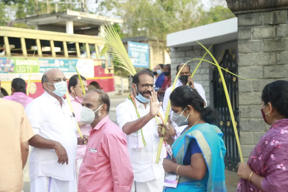 ഓശാന ഞായറില്‍ കുരുത്തോലയുമായി അഡ്വ. ടോമി കല്ലാനി; അരുവിത്തുറ പള്ളിയില്‍ കുര്‍ബാനയില്‍ പങ്കെടുത്ത ശേഷം പ്രചാരണത്തിരക്കിലേക്ക്
