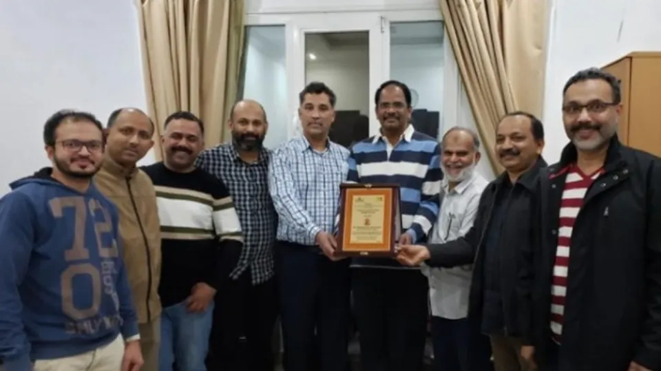 നിയാർക് കുവൈറ്റ് ചാപ്റ്റർ രക്ഷാധികാരി രാജഗോപാൽ എടവലത്തിന് യാത്ര അയപ്പ് നൽകി