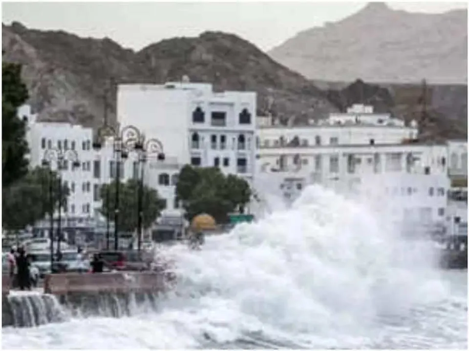 ഒമാനില്‍ ഷഹീന്‍ ചുഴലിക്കാറ്റ് ഇന്നും നാളെയും പൊതു അവധി പ്രഖ്യാപിച്ചു