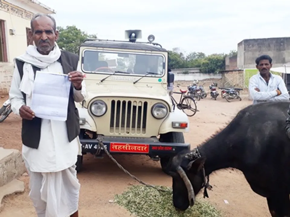 തഹസീൽദാർക്ക് പണികൊടുത്ത കർഷകൻ. പണം ചോദിച്ച് വലച്ച തഹസില്‍ദാര്‍ക്ക് കൈക്കൂലിയായി എരുമ !