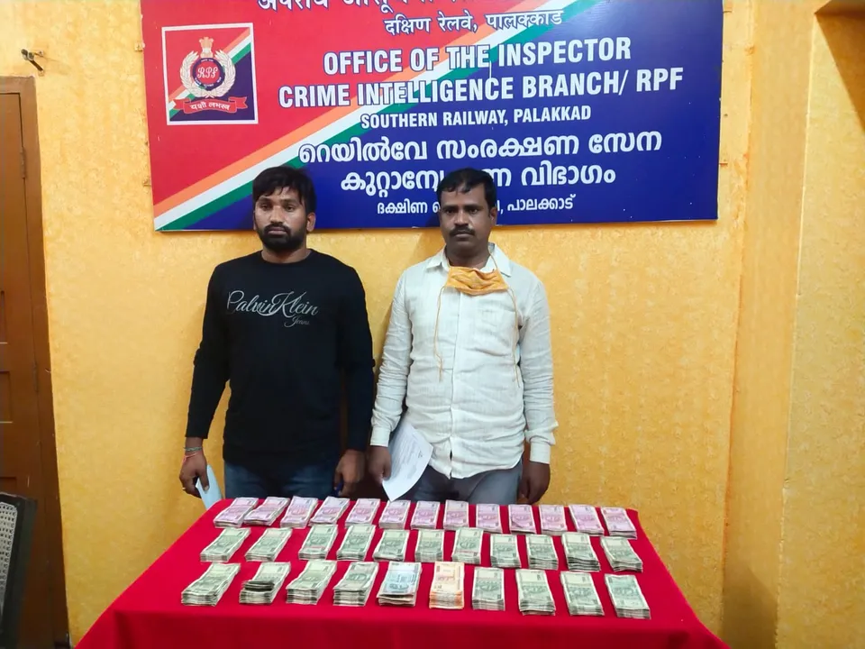 പാലക്കാട് രേഖകളില്ലാതെ ട്രെയിനിൽ കടത്തിയ 35 ലക്ഷം രൂപയുമായി രണ്ട് പേർ പിടിയിൽ