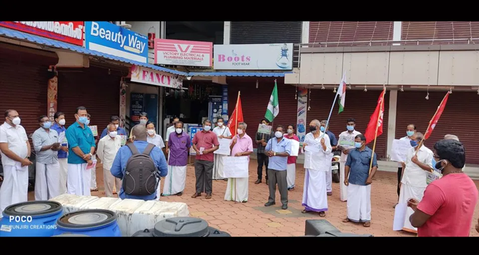 ദൈനംദിന ഇന്ധനവില വര്‍ധനയില്‍ പ്രതിഷേധിച്ച് സംയുക്ത കർഷക സമിതി കല്ലടിക്കോട് പോസ്റ്റോഫീസിനു മുമ്പിൽ പ്രതിഷേധ സമരം നടത്തി