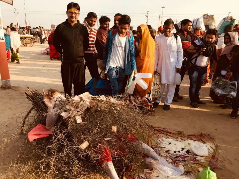 മുൾപ്പടർപ്പിൽ ശയ്യാവലംബനായി ഹഠയോഗി സ്വാമി രഘുവർ ദാസ് ! കുംഭമേളയിലെ കാഴ്ചകൾ !