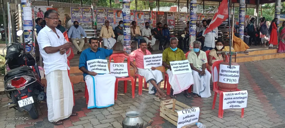 പാചക വാതക വില വർദ്ധനക്കെതിരെ സിപിഐ എം  കുറവിലങ്ങാട് പഞ്ചായത്തു ബസ്സ്റ്റാൻഡിൽ അടുപ്പുകൂട്ടി പ്രക്ഷോഭം നടത്തി
