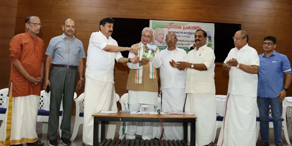 മലബാറിന്റെ വികസനത്തിന്റെ വഴികാട്ടിയും കോഴിക്കോടിന്റെ ഹൃദയസ്പന്ദനവുമായ കോഴിക്കോട്ട്കാരുടെ ചാക്കുണ്ണിയേട്ടന്റെ ആത്മകഥ 'തോൽക്കാൻ മനസ്സില്ലാതെ' ഗവര്‍ണ്ണര്‍ പ്രകാശനം ചെയ്തു