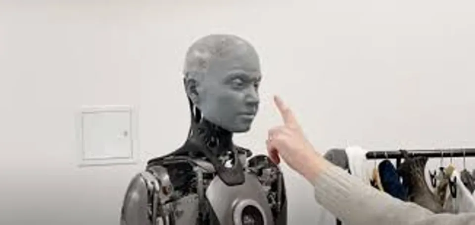 വിവിധ ഭാഷകൾ സംസാരിച്ച് എൻജിനീയേർഡ് ആർട്സ് വികസിപ്പിച്ച ‘അമേക’ എന്ന ഹ്യുമനോയ്ഡ് റോബോട്ട്