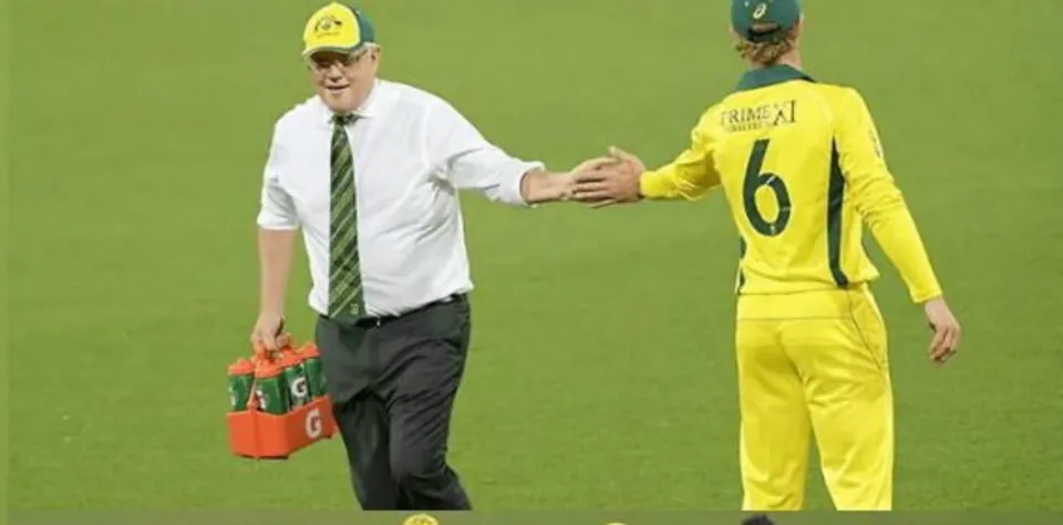 അവർ നമ്മുടെ നേതാക്കളെപ്പോലെയല്ല, വളരെ സിംപിളാണ് ഭായ് ! 'ഡ്രിങ്ക്‌സ് ബോയ്' ആയി ആസ്‌ത്രേലിയൻ പ്രധാനമന്ത്രി