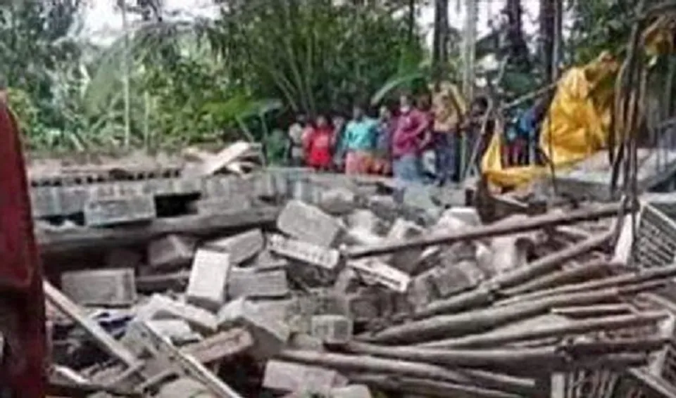 രണ്ടാം നിലയുടെ പണി പുരോഗമിക്കുന്നതിനിടെ ചെറുകുളത്തൂരില്‍ വീട് തകര്‍ന്നു വീണു; രണ്ട് പേര്‍ കുടുങ്ങി കിടക്കുന്നു; ഏഴ് പേരെ രക്ഷപ്പെടുത്തി