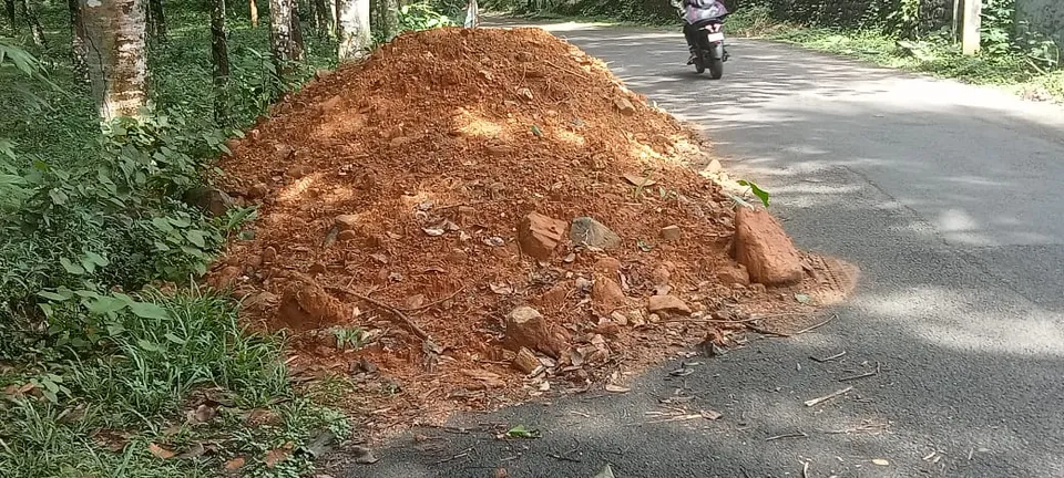 വയലാ-വെമ്പള്ളി-കടപ്ലാമറ്റം റോഡിൽ കൂട്ടിയിട്ടിരിക്കുന്ന മണ്ണ് അപകടം ഉണ്ടാക്കുന്നതായി പരാതി