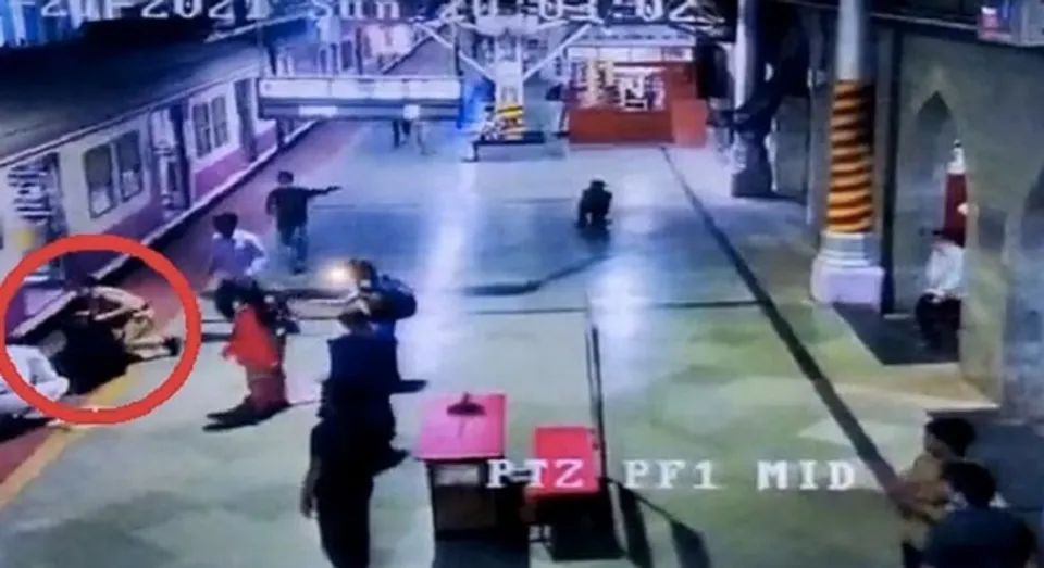 ഓടുന്ന ട്രെയിനില്‍ കയറാന്‍ ശ്രമിക്കുന്നതിനിടെ യാത്രക്കാരി വീണു; ഓടിയെത്തി രക്ഷപ്പെടുത്തി പൊലീസ് ഉദ്യോഗസ്ഥ-വീഡിയോ വൈറല്‍