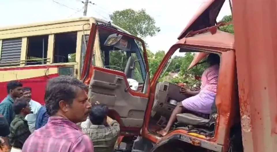 കൊട്ടാരക്കരയിൽ കെഎസ്ആർടിസി ബസും മിനി കണ്ടെയ്നറും കൂടിയിടിച്ച് 20ഓളം പേർക്ക് പരുക്ക്; 2 പേരുടെ നില ​ഗുരുതരം