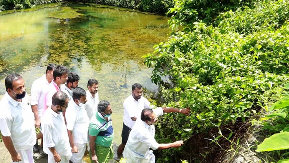 യൂത്ത് കോൺഗ്രസ്സ് പുതുച്ചിറ കുളം ശുചീകരിച്ചു