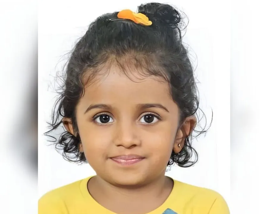 കുട്ടി ഉറങ്ങിയതറിയാതെ ഖത്തറിൽ സ്കൂൾ ബസിൽ ഡ്രൈവർ ഡോർ ലോക്ക് ചെയ്തിറങ്ങിപ്പോയി. മണിക്കൂറുകൾ ബസിനുള്ളിൽ കുടുങ്ങിയ മലയാളിയായ നാലു വയസ്സുകാരിക്ക് ദാരുണാന്ത്യം. കോട്ടയം സ്വദേശിയായ ബാലികയുടെ മരണം നാലാം പിറന്നാൾ ദിനത്തിൽ 