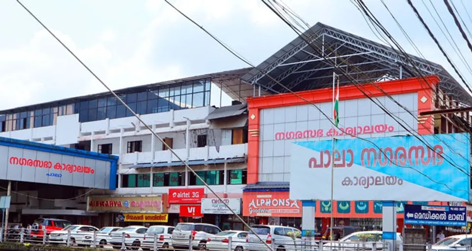 പാലാ തെക്കേക്കരയിലെ ഓട്ടോ സ്റ്റാൻഡ് പ്രശ്നം രൂക്ഷമാകുന്നു. ഇന്ന് പ്രശ്ന പരിഹാരമുണ്ടായില്ലെങ്കിൽ പാലാ നഗരസഭാ ഓഫീസ് ഉപരോധിക്കുമെന്നാണ് ഇടതു മുന്നണി തൊഴിലാളി യൂണിയൻ നേതാക്കൾ പോലും മുന്നറിയിപ്പു നൽകുന്നത്