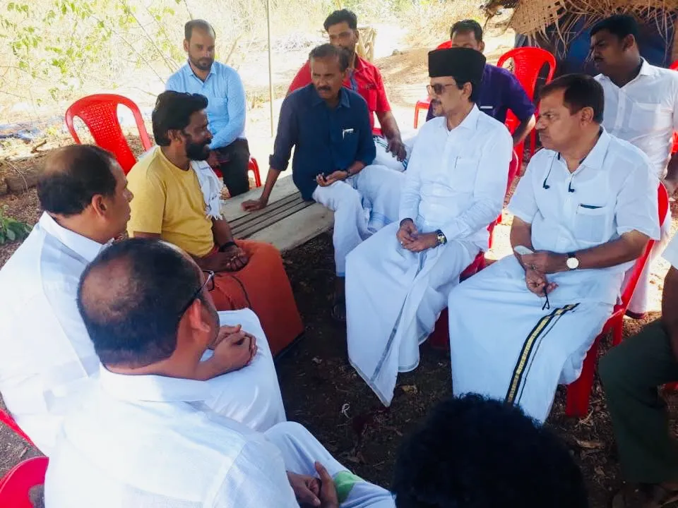 രാഷ്ട്രീയ കൊലപാതകത്തിനിരകളായ കൃപേഷിന്റെയും ശരത്തിന്‍റെയും വീട്ടിൽ സയ്യിദ് സാദിഖലി ശിഹാബ് തങ്ങൾ സന്ദര്‍ശനം നടത്തി