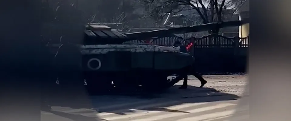 ധീരം, ഉജ്ജ്വലം! റഷ്യന്‍ ടാങ്ക് നിരായുധനായി തടയാന്‍ ശ്രമിക്കുന്ന യുക്രൈന്‍ പൗരന്‍-വീഡിയോ