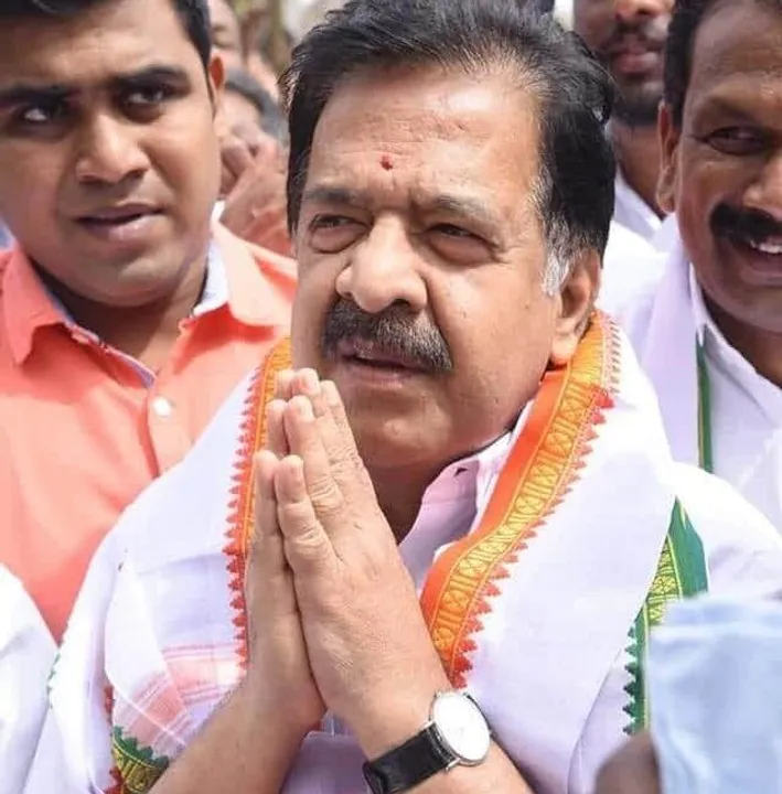 എന്തിന് മുഖ്യനോടീ പിണക്കം, ചെന്നിത്തലജീ ? താങ്കള്‍ക്കും ഒരു കണ്‍സള്‍ട്ടന്‍സിയൊക്കെ ആകാം. പത്രസമ്മേളനം കൊള്ളാം, പക്ഷേ അതിനായി ഇരിക്കുന്ന സ്ഥലം കൊള്ളില്ല. പിന്നെ ആ ഹെയര്‍ സ്റ്റൈല്‍ ? തെരെഞ്ഞെടുപ്പില്‍ സ്ഥാനാര്‍ഥികളെ കണ്ടെത്തുമ്പോള്‍ ഈ കാര്യങ്ങള്‍ ശ്രദ്ധിക്കണം. ചാക്കോയും കുര്യനുമൊന്നുമല്ല, തരൂരാണ് താരം- അതും മനസിലാക്കണം- പ്രതിപക്ഷ നേതാവിന് ഫ്രീ ഓഫ് കോസ്റ്റില്‍ ഒരു കണ്‍സള്‍ട്ടന്‍സി ഉപദേശം, പകരം ഡാറ്റാ വേണ്ട / ദാസനും വിജയനും