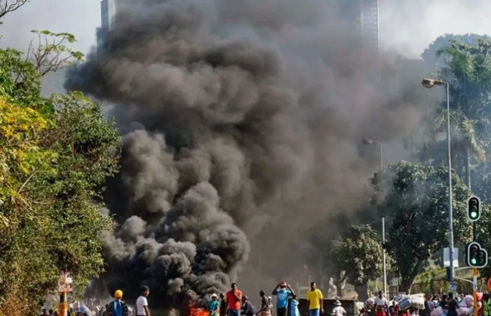 കത്തുന്ന കെട്ടിടത്തിൽ നിന്ന് തന്റെ കുഞ്ഞിനെ താഴേക്ക് എറിഞ്ഞ് യുവതി, വീഡിയോ വൈറല്‍