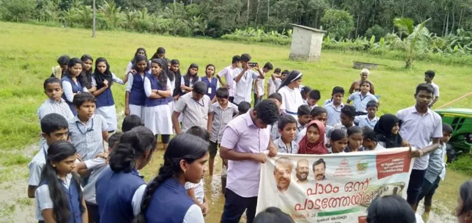 കോടിക്കുളത്തെ വിദ്യാര്‍ത്ഥികള്‍ പാടത്തേയ്‌ക്ക്‌