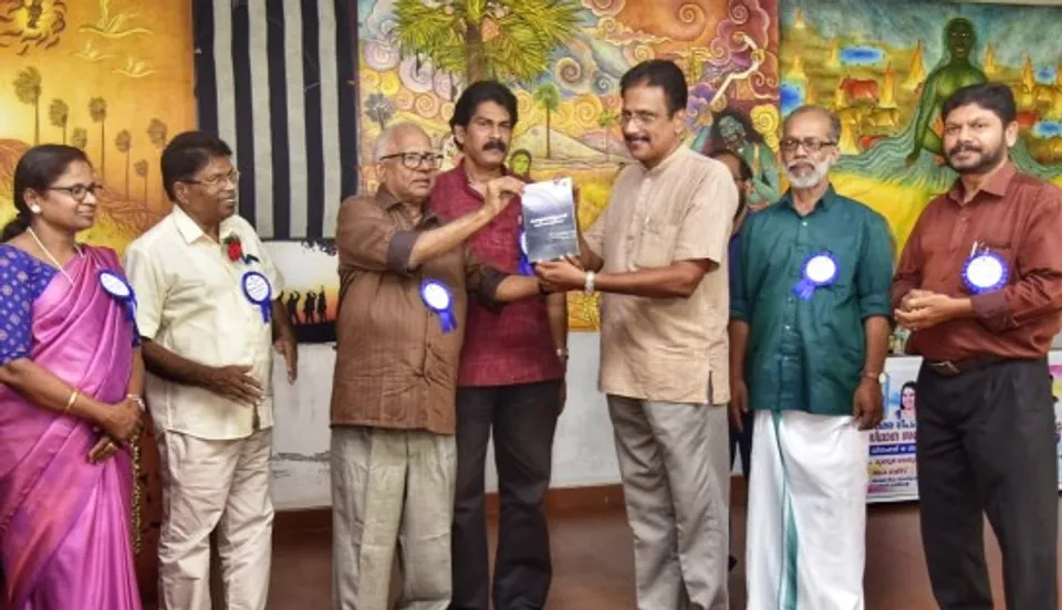 'ഏഴഴകുള്ള മഴവില്ലിൻ ചാരുത' ; സുധാകരൻ മണ്ണാർക്കാട് എഴുതിയ 'കാവ്യമഴവില്ലുകൾ' പ്രകാശിതമായി