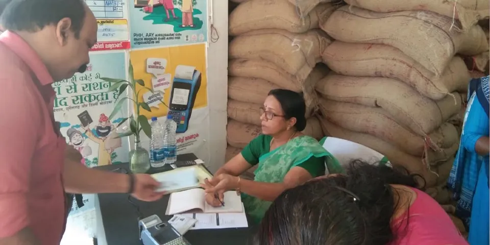 ജില്ലാ കളക്ടർ റേഷൻ വ്യാപാരിയായി ഉഴവൂരിൽ... പുതിയ വ്യാപാരിയെ കണ്ട് അമ്പരപ്പോടെ ഉപഭോക്താക്കള്‍