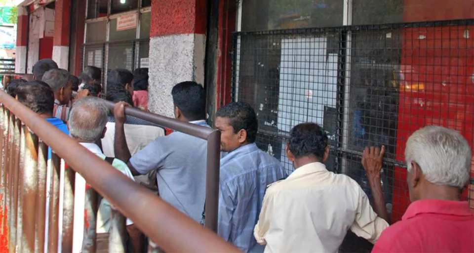 ലോകത്ത് ഇത്രയും വികലമായ ഒരു മദ്യനയം കേരളത്തിലല്ലാതെ മറ്റെങ്ങും കാണില്ല ! ഇത് ആരെ സഹായിക്കനാണ് ? ബാർ മുതലാളിമാരെയോ ? ഇടത് പറയുന്നൂ 'മദ്യവർജനം', വലത് പറയുന്നത് ' ഘട്ടം ഘട്ടമായ മദ്യനിരോധനം' എന്നാൽ രണ്ടും തട്ടിപ്പാണ്...