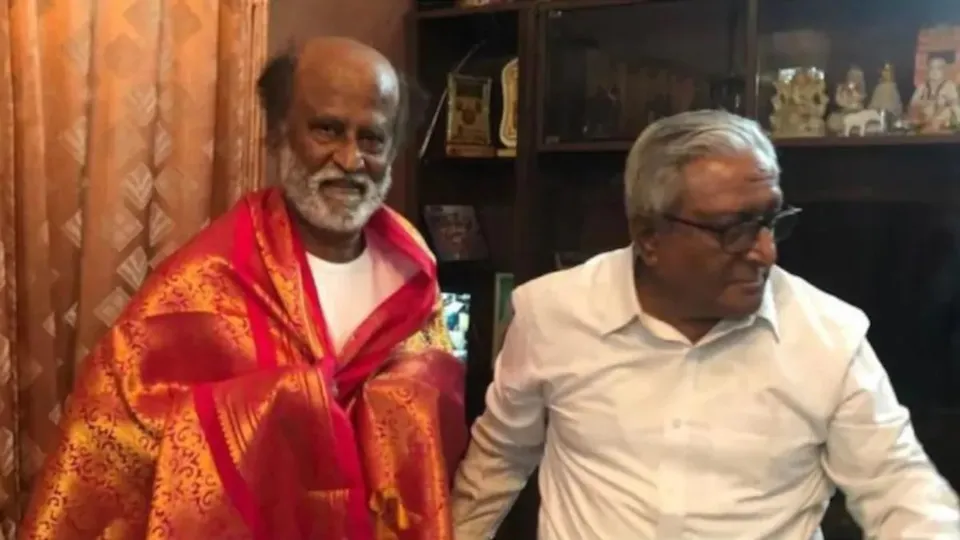 രാഷ്ട്രീയ അങ്കം കുറിക്കുന്നതിന് മുമ്പ് സഹോദരന്റെ കാലില്‍ തൊട്ട്  അനുഗ്രഹം തേടി രജനീകാന്ത്  !