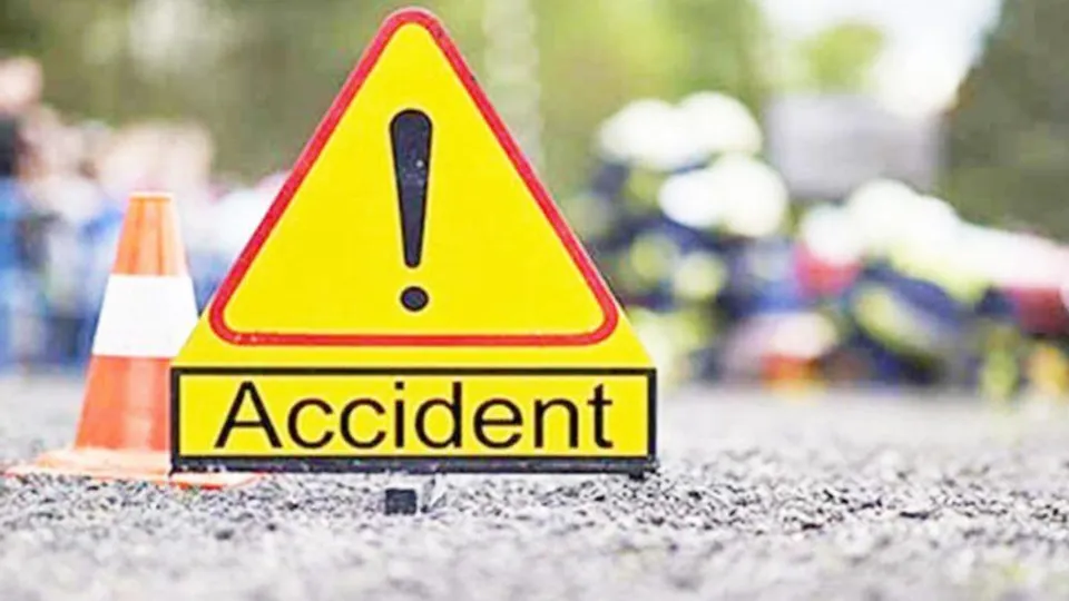 ഈറോഡില്‍ കാറും ലോറിയും കൂട്ടിയിടിച്ച് അഞ്ചു പേര്‍ മരിച്ചു