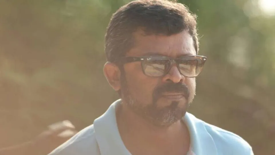 ഫ്ലാഷ് ന്യൂസുകളാല്‍ ലോകം കീഴ്മേല്‍ മറിയ്ക്കുന്ന മലയാള ചാനലുകള്‍ക്ക് സഹപ്രവര്‍ത്തകനായിരുന്ന സോണി എം ഭട്ടതിരിപ്പാടിന്‍റെ തിരോധാനത്തേക്കുറിച്ച് എന്തേ മിണ്ടാട്ടമില്ല ? സ്വന്തം സിനിമകളിലൂടെ ഭരണകൂടങ്ങളെ മുള്‍മുനയില്‍ നിര്‍ത്തിയ സച്ചിയോട് എന്തായിരുന്നു ഇങ്ങനെ ? മാധവൻകുട്ടിയും ബിഎം ഗഫൂറും ടോംസും ടി ദാമോദരനും രഞ്ജി പണിക്കരുമൊക്കെ അരങ്ങുവാണിരുന്ന നാട്ടില്‍ ഇപ്പോള്‍ വിമര്‍ശനം മീഡിയയിലുമില്ല, സിനിമയിലുമില്ല, കോമഡി സ്റ്റാറിലുമില്ല !! കേരളത്തില്‍ സംഭവിച്ചുകൊണ്ടിരിക്കുന്നത് ?