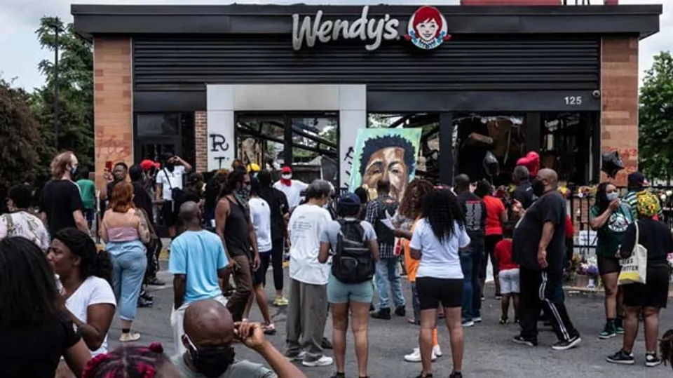 പോലീസിനെ ആക്രമിച്ചു ടേസറുമായി രക്ഷപെടാൻ ശ്രമിച്ച യുവാവ് വെടിയേറ്റ് മരിച്ച സംഭവം. പ്രതിഷേധം ശക്തം പോലീസ് ചീഫ് രാജിവെച്ചു