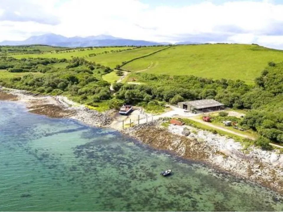 ഒരു ചെറുദ്വീപ് വിൽപ്പനയ്ക്ക് ! നീലക്കടലിനു നടുവിൽ പച്ചപ്പുനിറഞ്ഞ അതിമനോഹരമായ ദ്വീപ് 